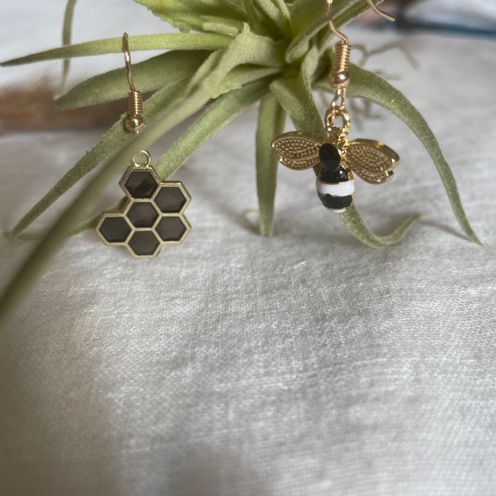 🌟 Buy 2 Pairs, Get One Free, NWT 22K Gold-Plated Honeycomb & Bee Drop Earrings